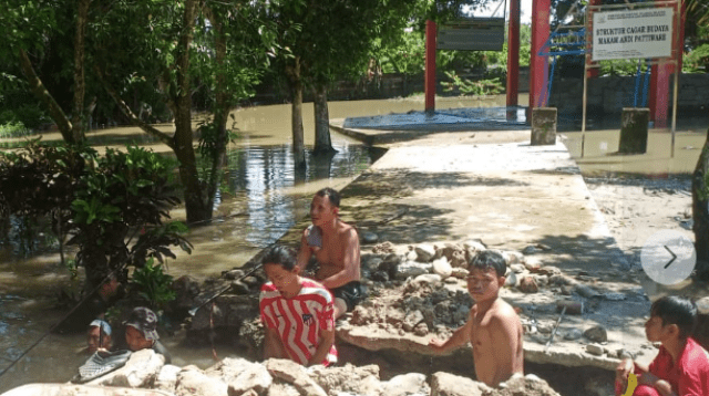 Makam Datu Luwu XV Andi Patiware terendam banjir di Desa Pattimang, Kecamatan Malangke, Kabupaten Luwu Utara. (Foto: IST)
