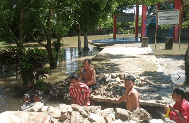 Makam Datu Luwu XV Andi Patiware terendam banjir di Desa Pattimang, Kecamatan Malangke, Kabupaten Luwu Utara. (Foto: IST)