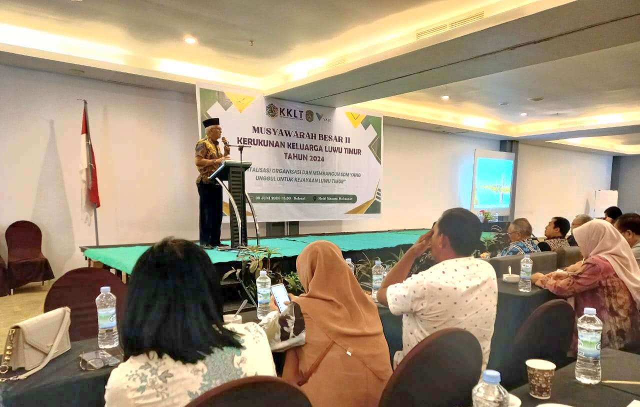 Bupati Luwu Timur Periode 2005-2015, A. Hatta Marakarma saat memberi sambutan pada pembukaan Musyawarah Besar (Mubes) ke-2 Kerukunan Keluarga Luwu Timur (KKLT) yang digelar di Hotel MaxOne Makassar, Minggu (09/06/2024).