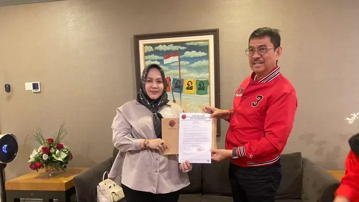 Ketua DPD PDIP Sulsel, Andi Ridwan Wittiri menyerahkan surat tugas PDIP kepada Bakal Calon Wali Kota Palopo, Putri Dakka