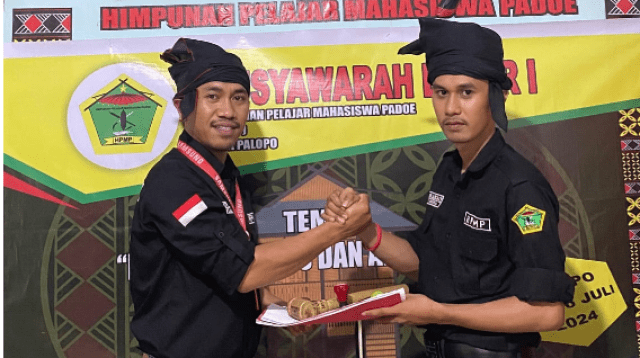 Ketua Umum Himpunan Pelajar Mahasiswa Padoe (HPMP) Demisioner Haerul Ansar bersama Ketua Umum HPMP yang baru, Muh. Fahri Al-Rijali