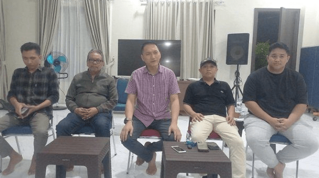 Calon Wali Kota Palopo nomor urut 2, Farid Kasim saat konferensi pers di kediaman pribadinya, Sabtu malam. Ia mengakui meraih suara terbesar kedua pada PSU Kota Palopo 2025