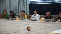 Penjabat Wali Kota Palopo, Drs. H. Firmanza DP., S.H., M.Si, memimpin langsung Rapat Koordinasi Forkopimda di ruang pertemuan Ratona, Kantor Wali Kota Palopo, Selasa, 13 Mei 2025.