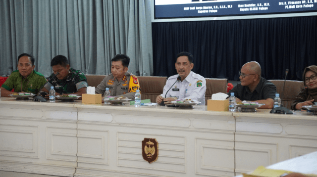 Penjabat Wali Kota Palopo, Drs. H. Firmanza DP., S.H., M.Si, memimpin langsung Rapat Koordinasi Forkopimda di ruang pertemuan Ratona, Kantor Wali Kota Palopo, Selasa, 13 Mei 2025.