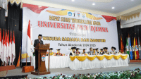 Staf Ahli Bidang Hukum dan Pemerintahan Amir Santoso, S.H., M.Si., hadir memberikan sambutan dan apresiasi atas capaian para wisudawan-wisudawati.