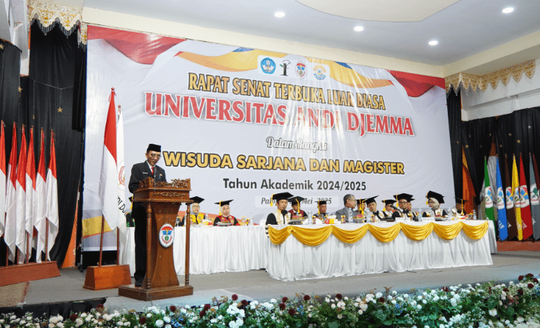 Staf Ahli Bidang Hukum dan Pemerintahan Amir Santoso, S.H., M.Si., hadir memberikan sambutan dan apresiasi atas capaian para wisudawan-wisudawati.