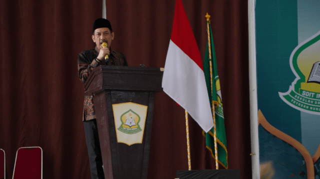 Pj. Wali Kota Palopo, Drs. H. Firmanza DP., S.H., M.Si didampingi Pj.Ketua Pj. Ketua TP PKK Kota Palopo, Ny. Hj. Isnada Firmanza Menghadiri Kegiatan Penamatan Dan Wisuda Qur'an Angkatan IX