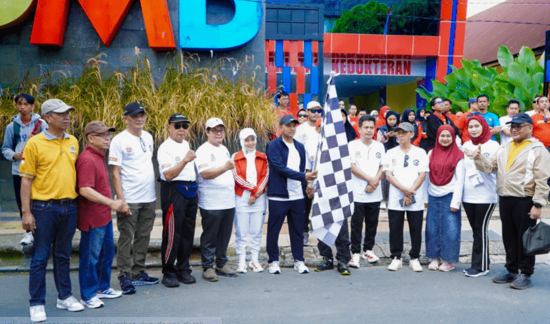 Wakil Wali Kota Palopo, Dr. Akhmad Syarifuddin, SE., M.Si, mewakili Wali Kota Palopo menghadiri kegiatan Jalan Sehat dan Donor Darah dalam rangka HUT ke-80 Kemerdekaan RI yang digelar Universitas Mega Buana (UMB) bekerja sama dengan LLDIKTI Wilayah IX. Kegiatan berlangsung di Kampus 2 UMB, Minggu (10/8/2025).