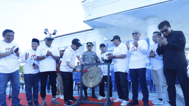 Pemukulan gong di Lapangan Pancasila oleh Sekretaris Daerah Kota Palopo, Drs. H. Firmanza DP, SH., yang hadir mewakili Wali Kota Palopo.