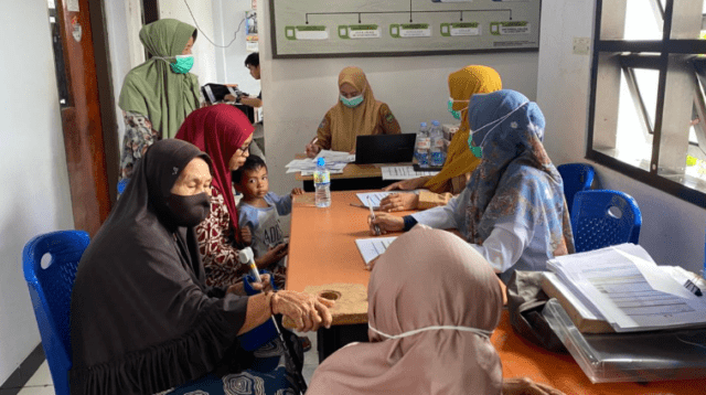 Pemerintah Kota Palopo melalui Dinas Kesehatan bekerja sama dengan Puskesmas Benteng dan seluruh kelurahan di Kecamatan Wara Timur menggelar kegiatan Active Case Finding (ACF) Tuberkulosis, yang dipusatkan di Kantor Camat Wara Timur, Selasa (2/6/2026).