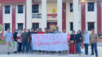 Petani Laoli di depan PN Malili