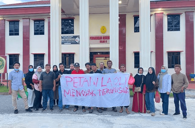 Petani Laoli di depan PN Malili