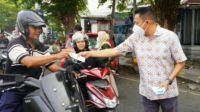 Pemkot Palopo Turun ke Jalan Bagikan Masker ke Warga