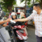 Pemkot Palopo Turun ke Jalan Bagikan Masker ke Warga
